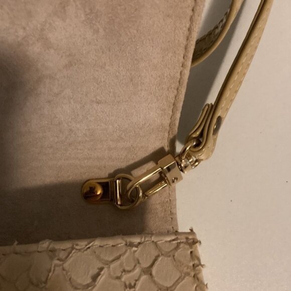 👜✨ Vintage Rolando Bellagio Beige Python-Embossed Leather Clutch w/ Gold Buckle - Picture 13 of 14